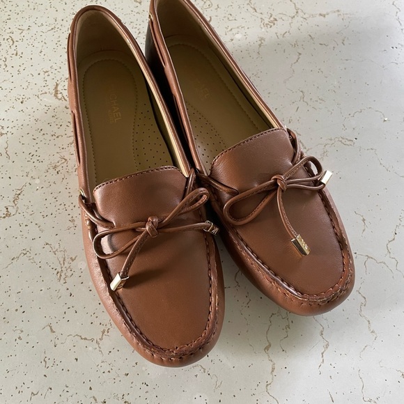Michael Kors Women’s British Tan Leather Loafers NWOB Sz 6 - Picture 2 of 7